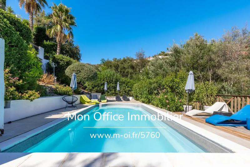 Maison - 230 m² - 8 pièces