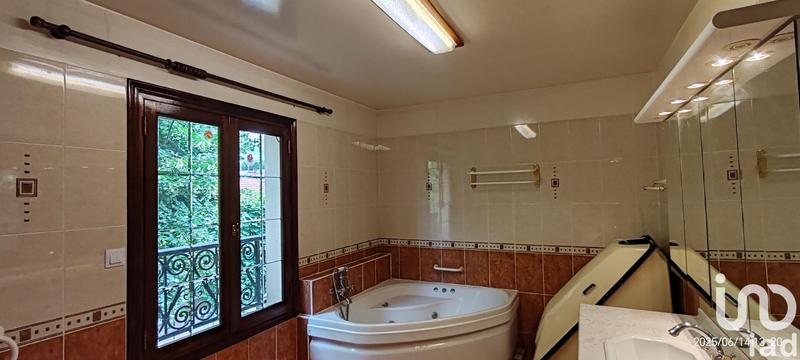 Maison - 300 m² - 12 pièces