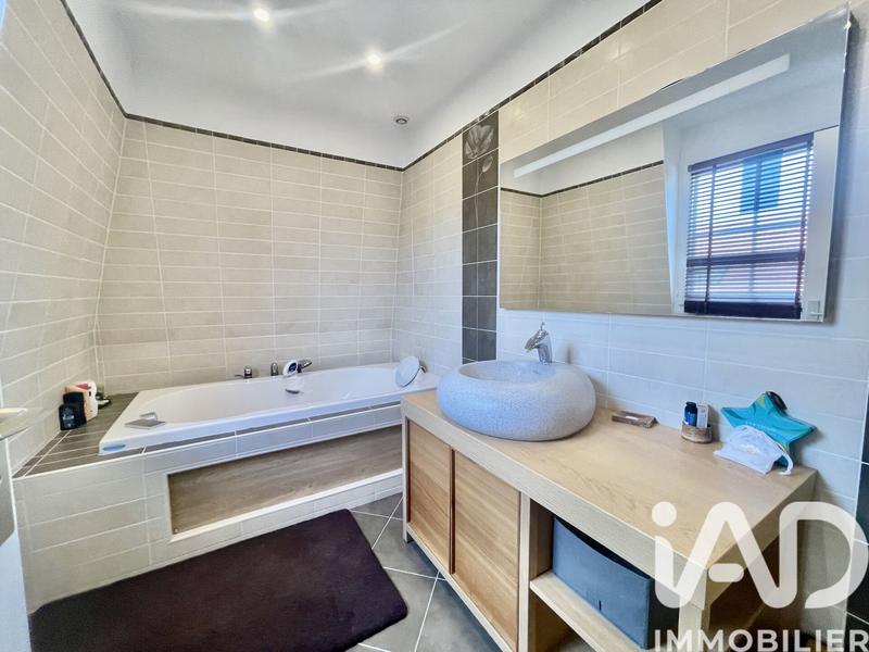 Maison - 213 m² - 8 pièces