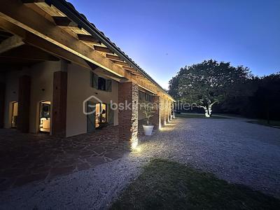 Propriété - 310 m² - 9 pièces