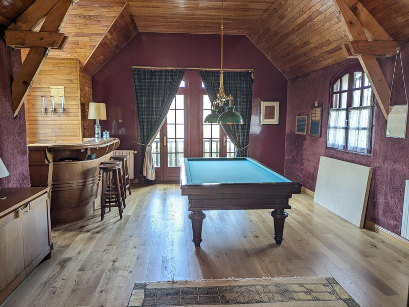 Maison - 218 m² - 11 pièces