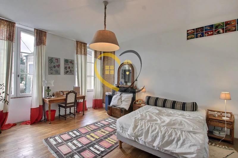 Maison - 222 m² - 8 pièces