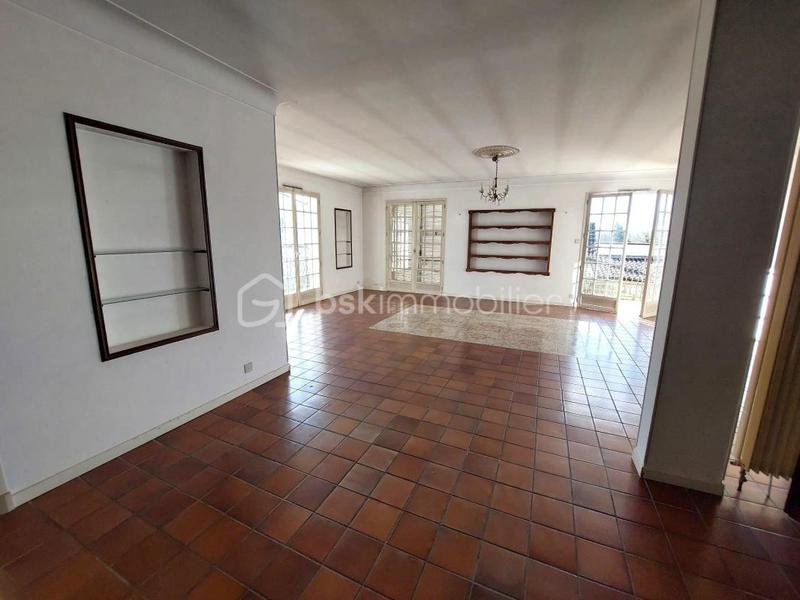 Maison traditionnelle - 300 m² - 10 pièces