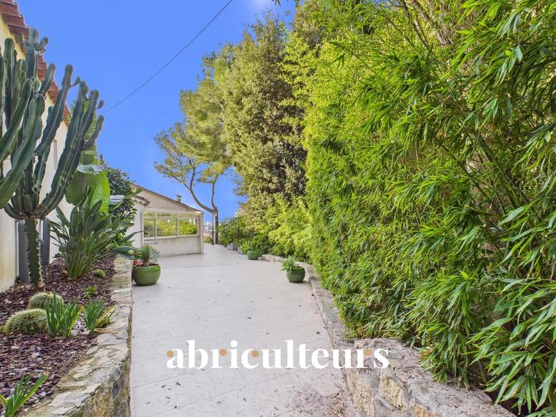 Maison - 227 m² - 7 pièces