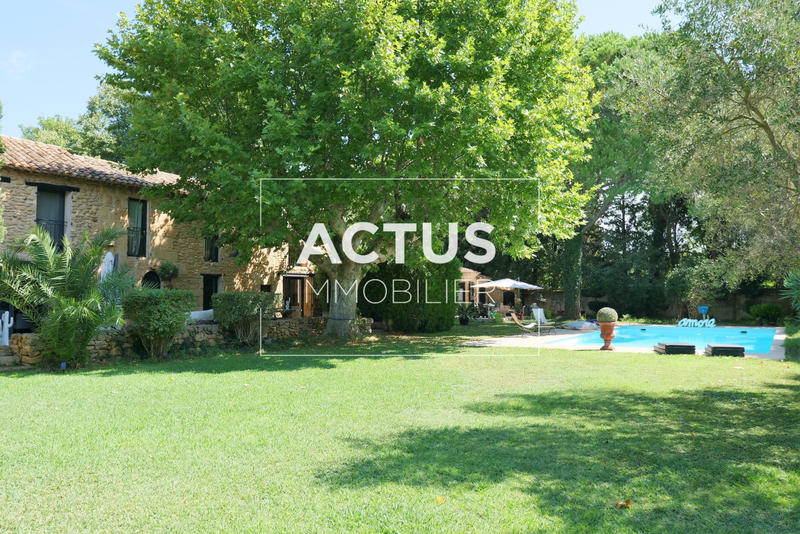 Maison - 233 m² - 8 pièces