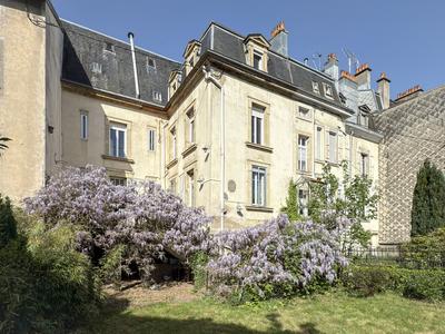 Maison - 235 m² - 9 pièces