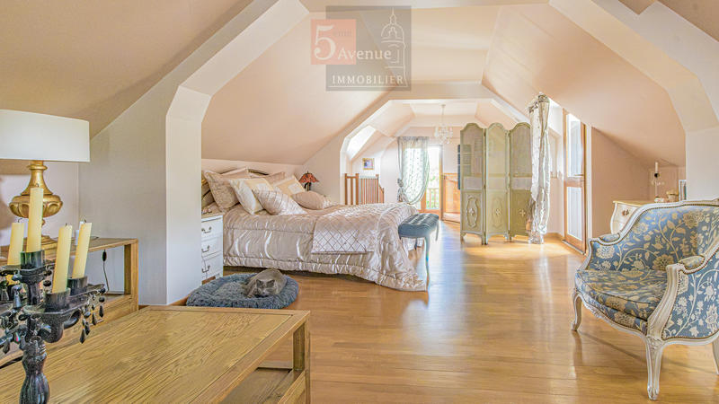 Maison - 335 m² - 12 pièces