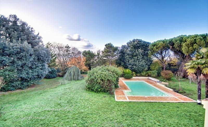 Propriété - 252 m² - 7 pièces