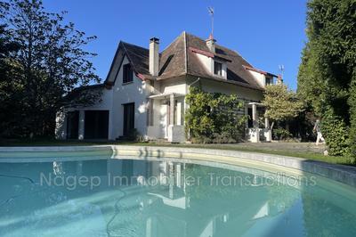 Propriété - 206 m² - 9 pièces