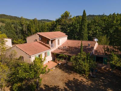 Villa - 252 m² - 6 pièces