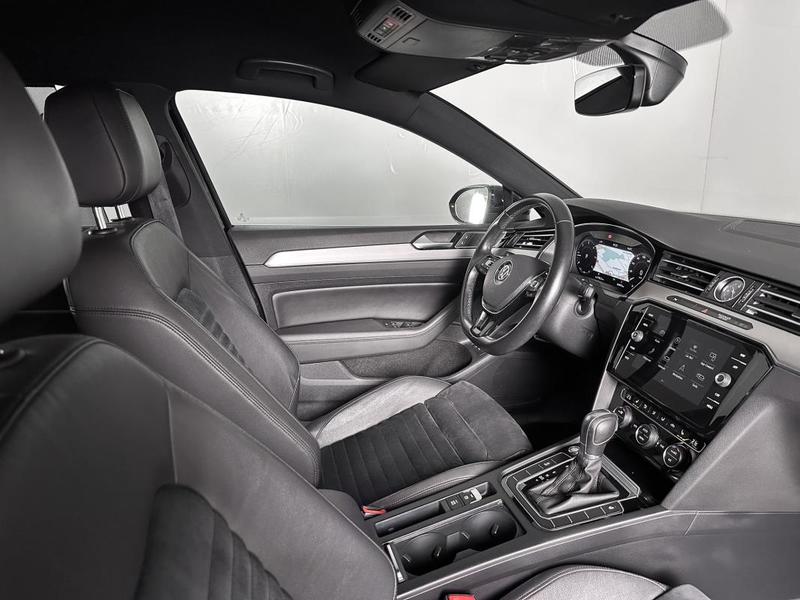 Volkswagen Passat Sw 2.0 Tdi 150 Type Carat Digital Cockpit Cuir Gps Regul Acc Camera Led Ja17p Dsg