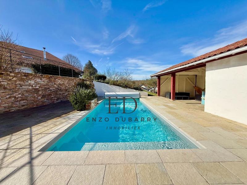 Maison - 230 m² - 8 pièces