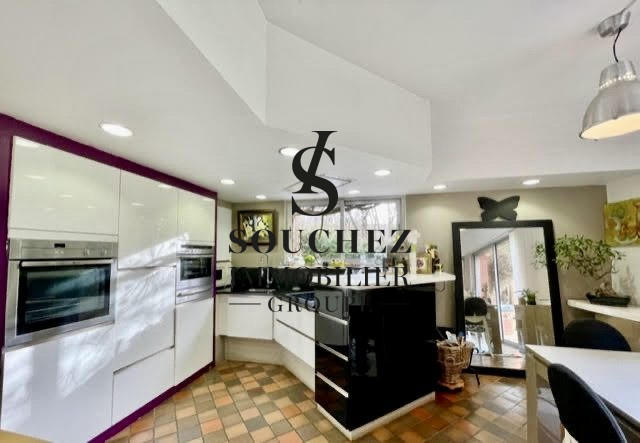 Maison - 339 m² - 10 pièces