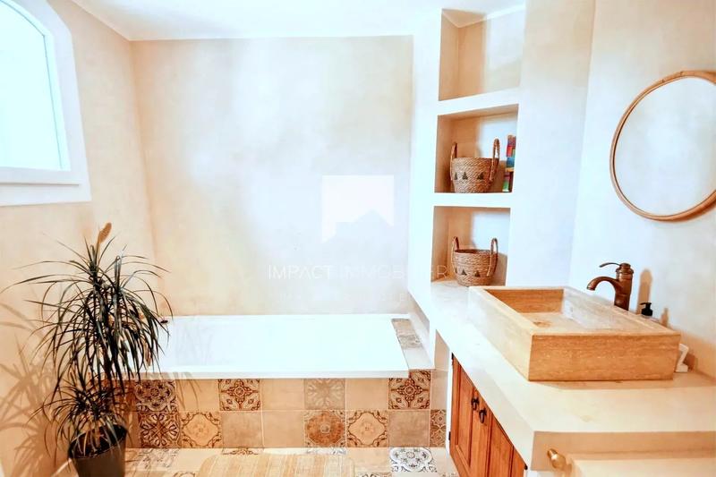 Maison - 240 m² - 7 pièces