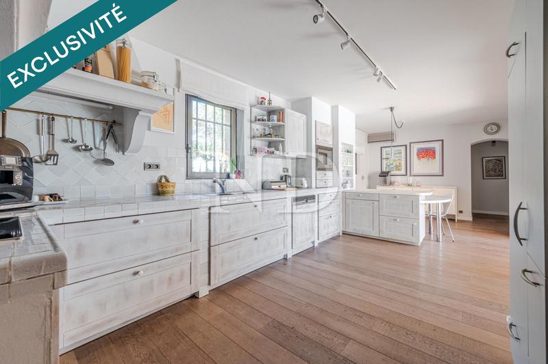 Maison - 377 m² - 12 pièces