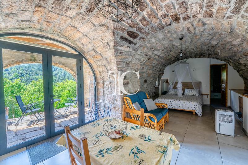 Maison - 300 m² - 12 pièces