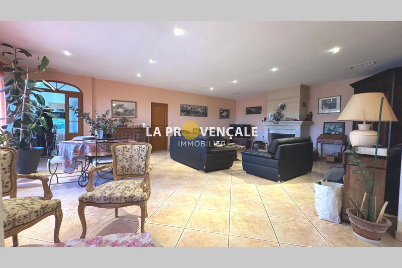 Maison - 290 m² - 9 pièces