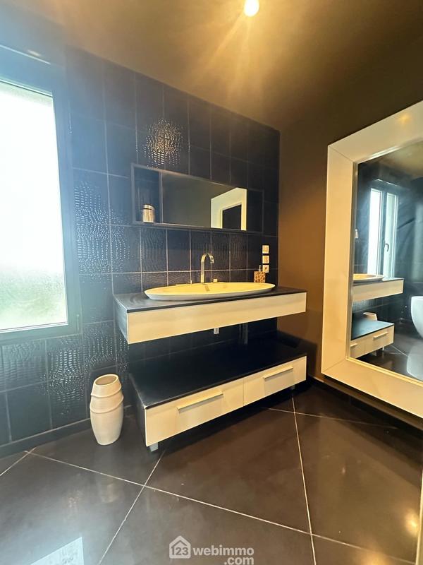 Maison - 730 m² - 10 pièces