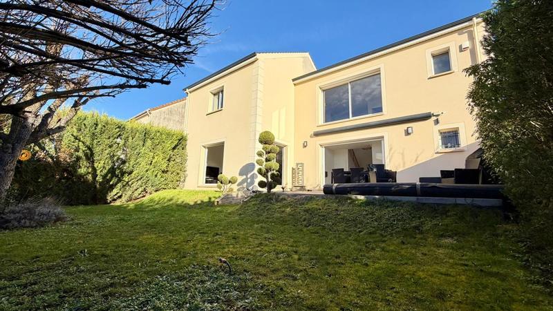 Maison - 261 m² - 6 pièces