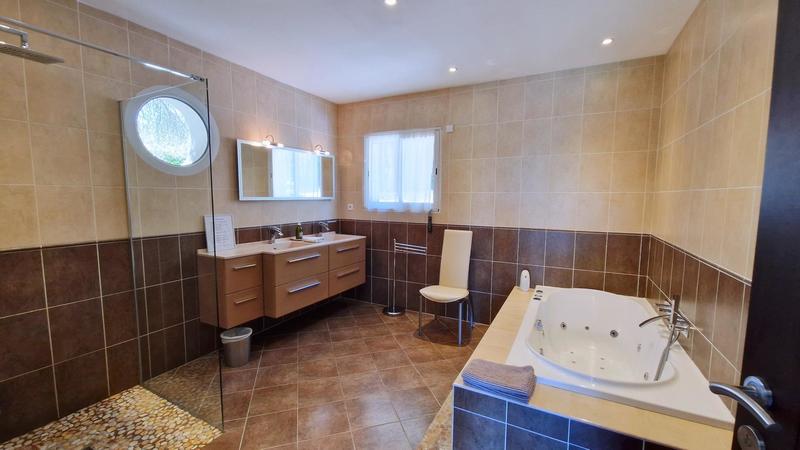 Maison - 221 m² - 9 pièces