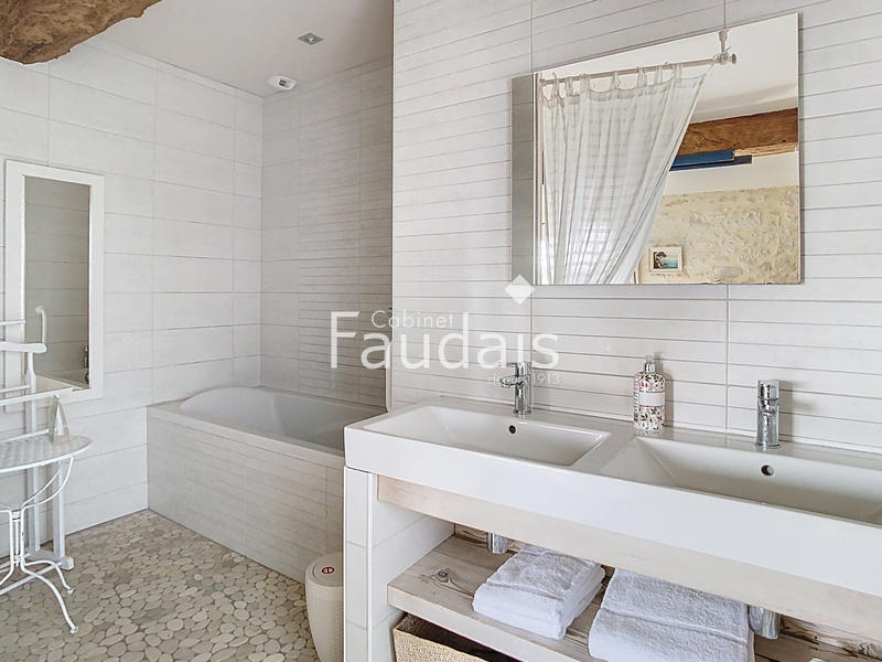 Maison - 415 m² - 16 pièces