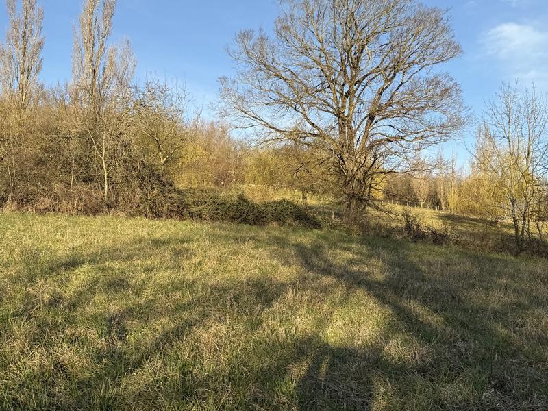 Terrain constructible - 1 902 m²