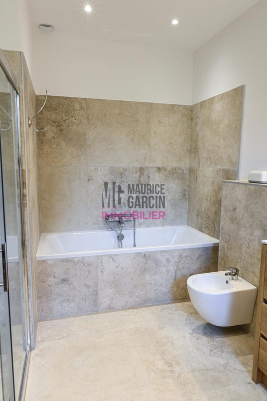 Maison - 250 m² - 8 pièces