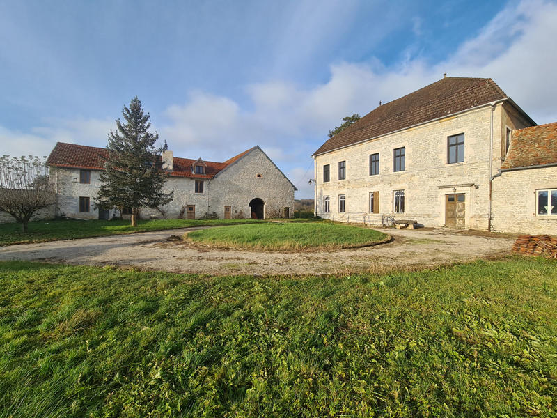 Propriété - 1 400 m² - 23 pièces