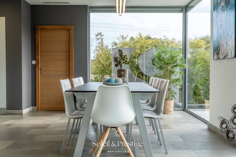 Maison - 313 m² - 8 pièces