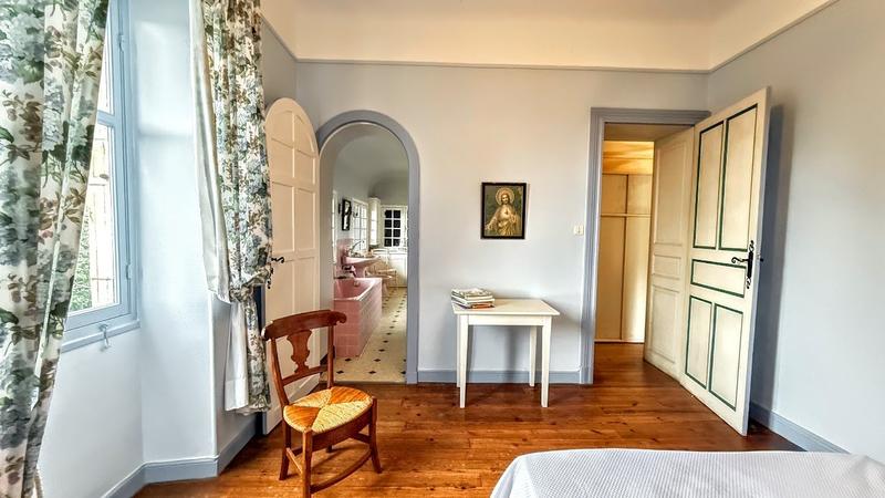 Propriété - 225 m² - 8 pièces