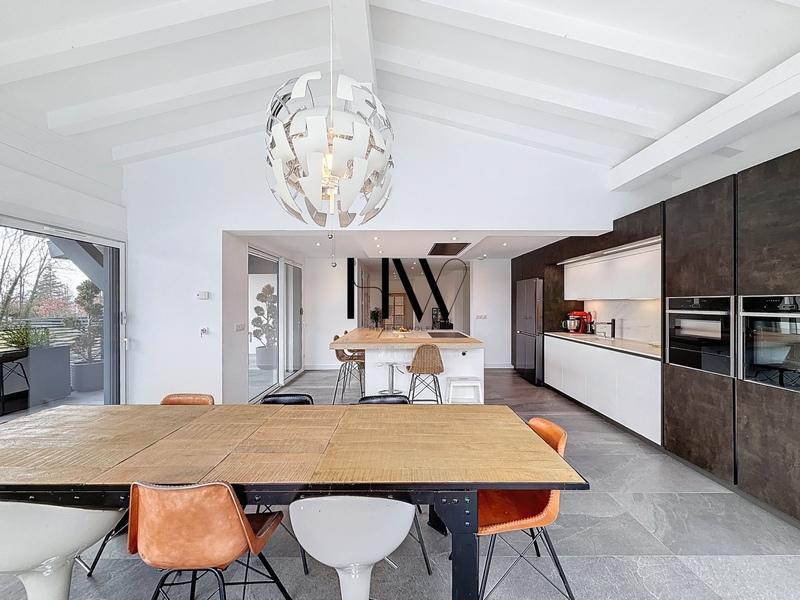 Appartement - 270 m² - 8 pièces