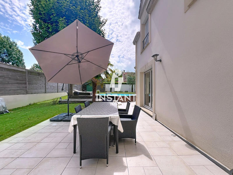 Villa - 238 m² - 9 pièces