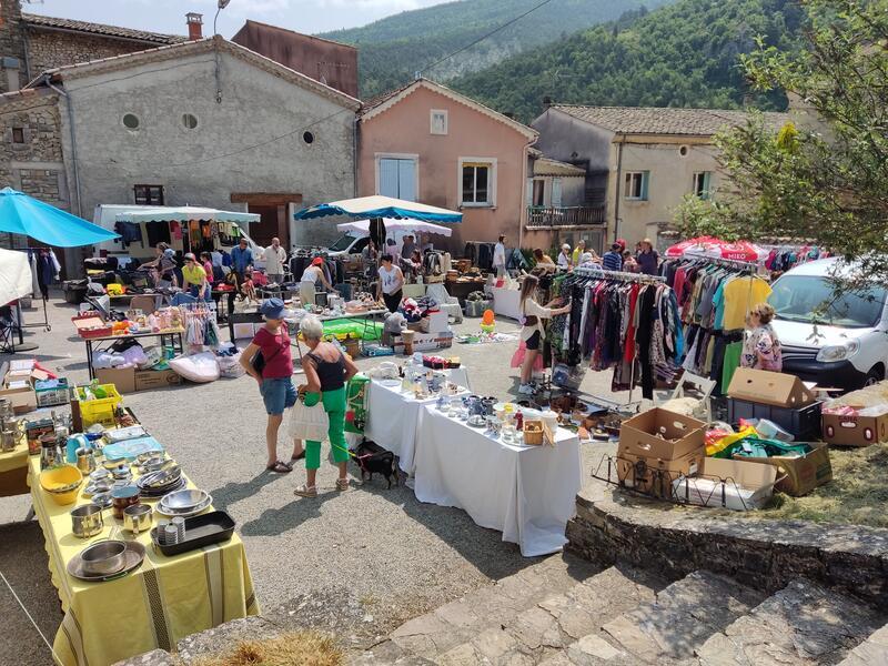 Vide grenier et marché d'artisans détourneurs