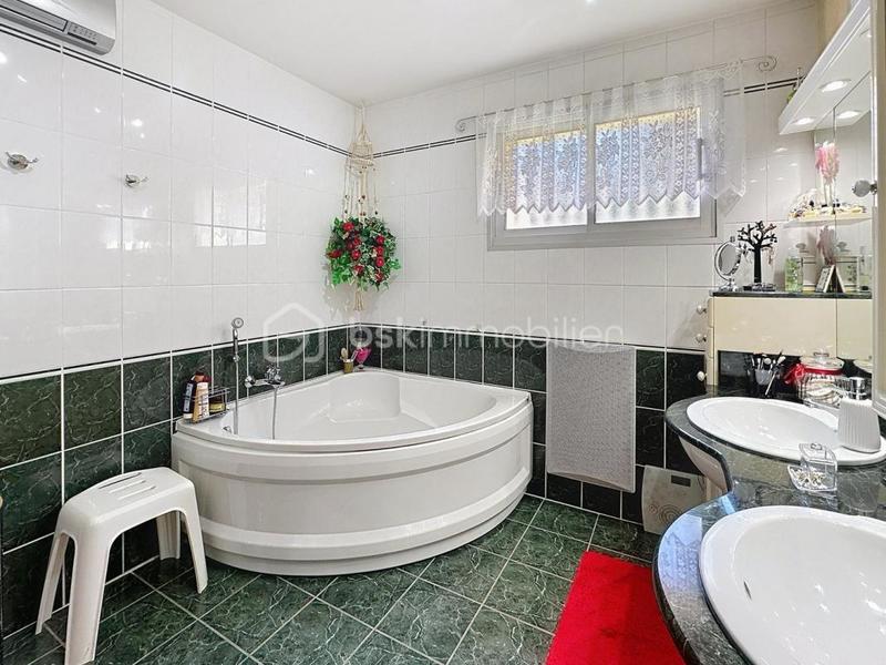 Maison traditionnelle - 142 m² - 4 pièces