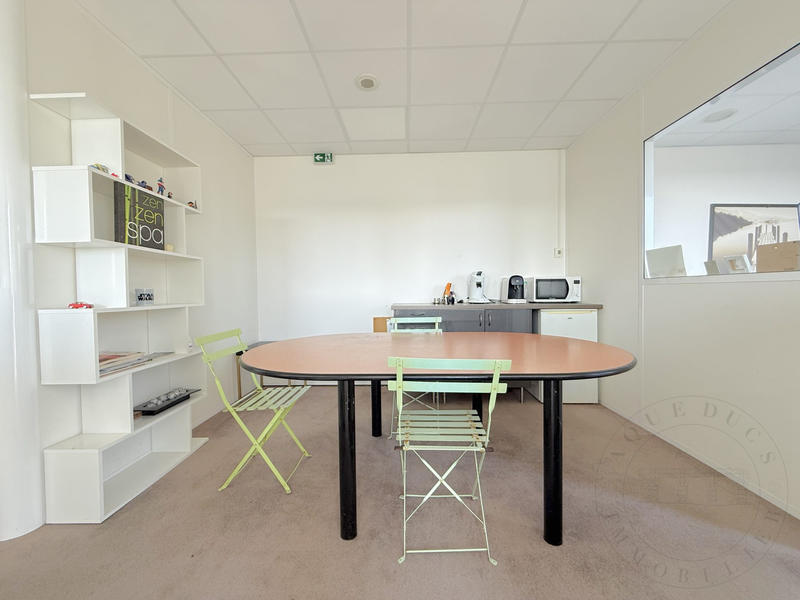 Bureau - 68 m² - 7 pièces