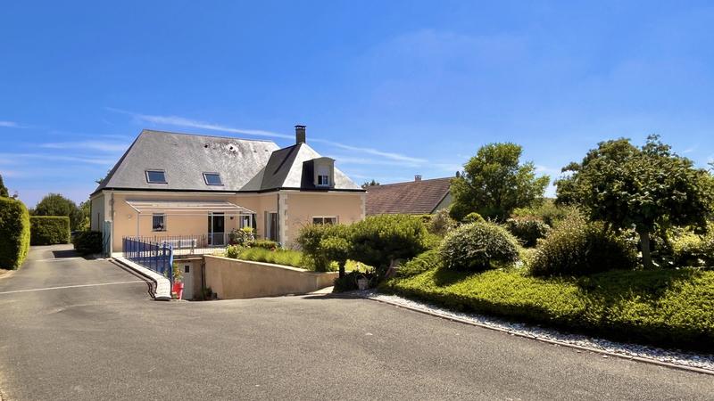 Maison - 230 m² - 6 pièces