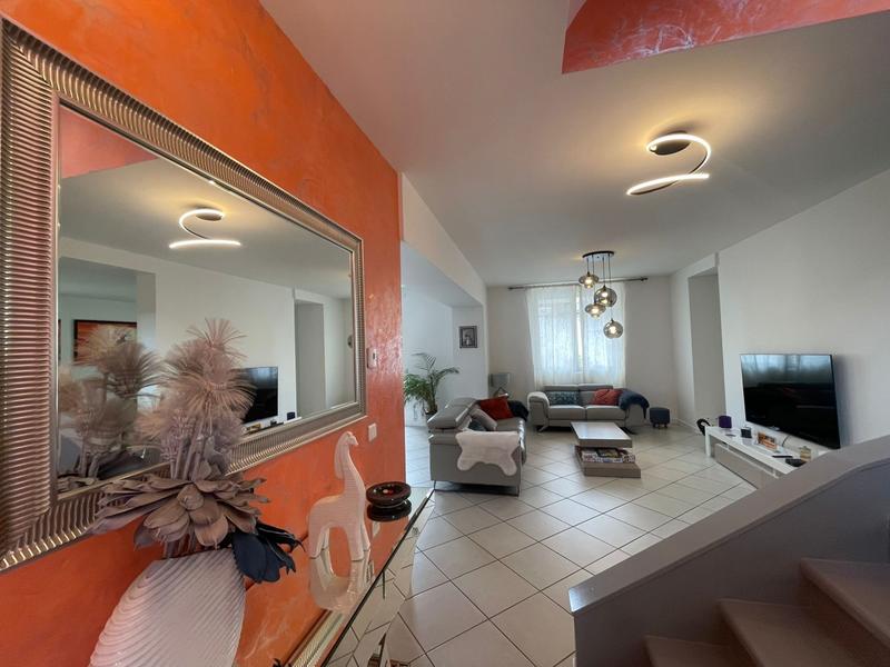 Maison - 238 m² - 8 pièces