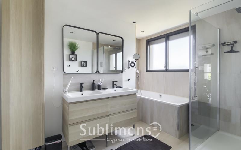 Maison - 235 m² - 9 pièces