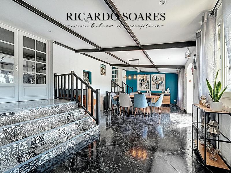 Maison - 277 m² - 10 pièces