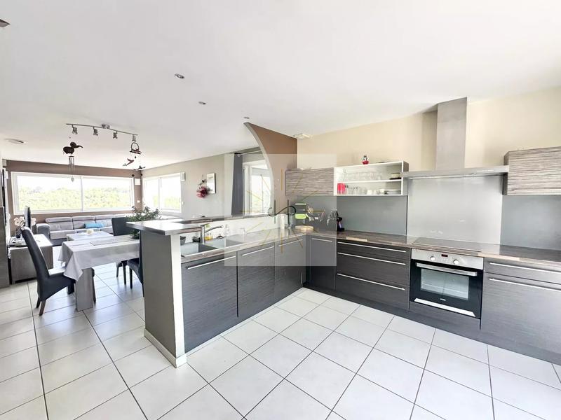 Maison - 228 m² - 9 pièces