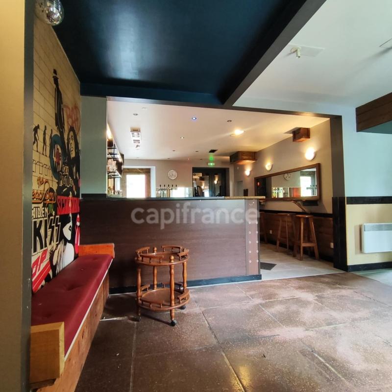 Maison - 200 m² - 2 pièces