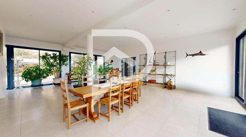 Maison - 696 m² - 12 pièces