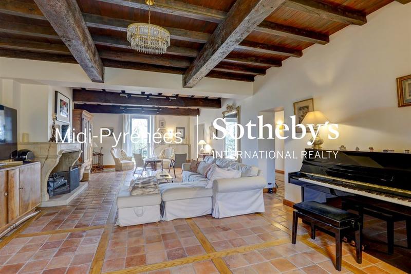 Maison - 440 m² - 12 pièces