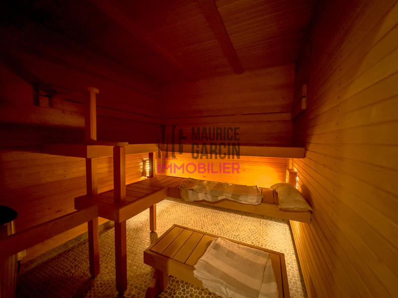 Maison - 250 m² - 9 pièces