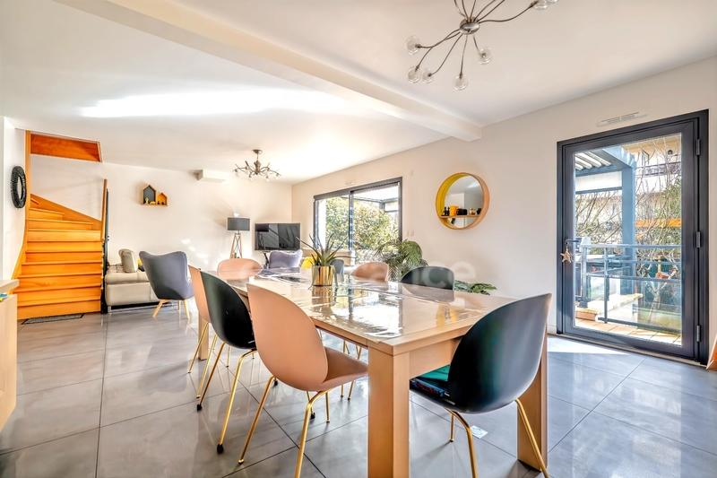 Maison - 214 m² - 8 pièces