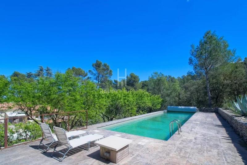 Propriété - 230 m² - 6 pièces