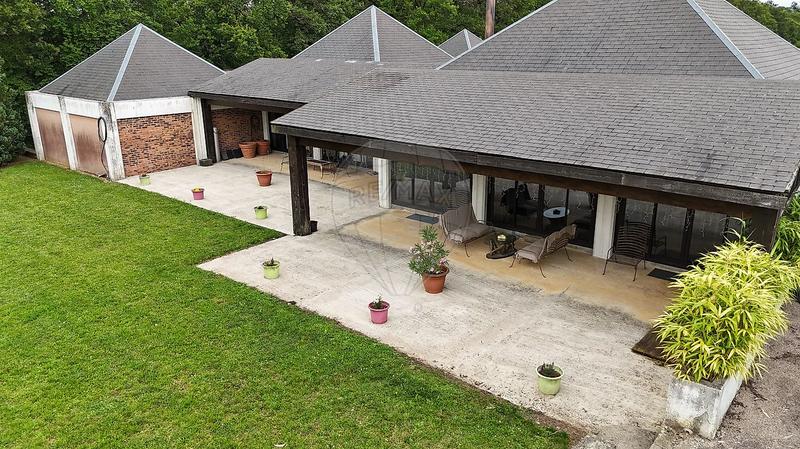 Propriété - 660 m² - 15 pièces