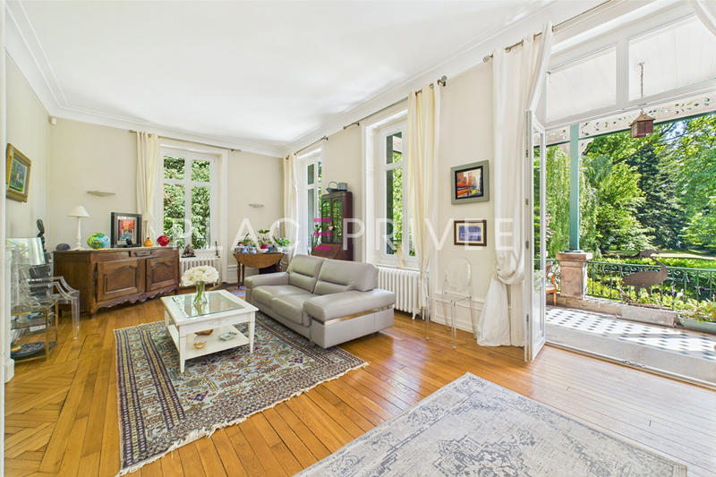 Maison - 325 m² - 10 pièces