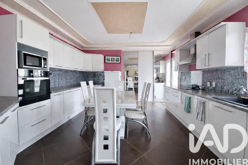 Maison - 218 m² - 7 pièces