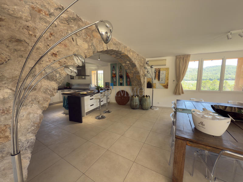 Villa - 242 m² - 6 pièces